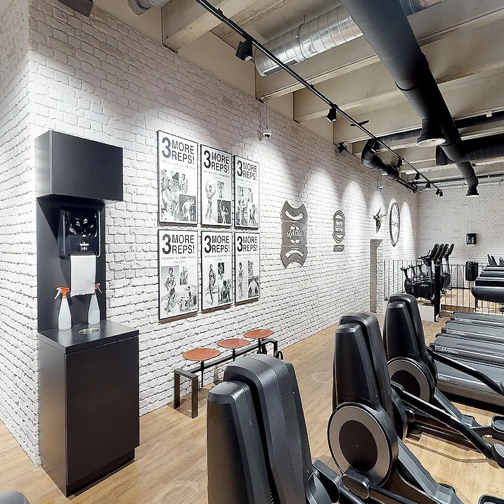 Fitnessstudio mit Kunststeinpaneelen von PanelPiedra